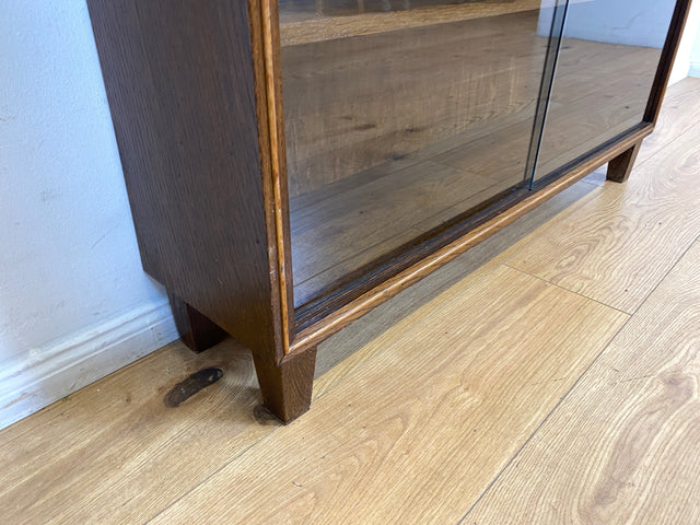 WMK I Stilschlichte dunkle Mid-Century Vitrine aus vollem Holz mit verstellbaren Regalböden I Büchervitrine Bücherregal Regal Holzregal Sideboard Bücherschrank Vintage 50er 60er Berlin Essen Leipzig