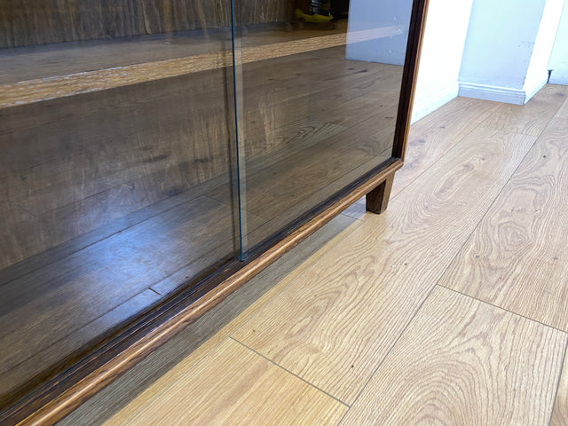 WMK I Stilschlichte dunkle Mid-Century Vitrine aus vollem Holz mit verstellbaren Regalböden I Büchervitrine Bücherregal Regal Holzregal Sideboard Bücherschrank Vintage 50er 60er Berlin Essen Leipzig