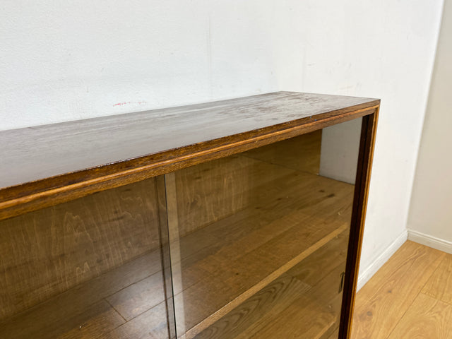 WMK I Stilschlichte dunkle Mid-Century Vitrine aus vollem Holz mit verstellbaren Regalböden I Büchervitrine Bücherregal Regal Holzregal Sideboard Bücherschrank Vintage 50er 60er Berlin Essen Leipzig