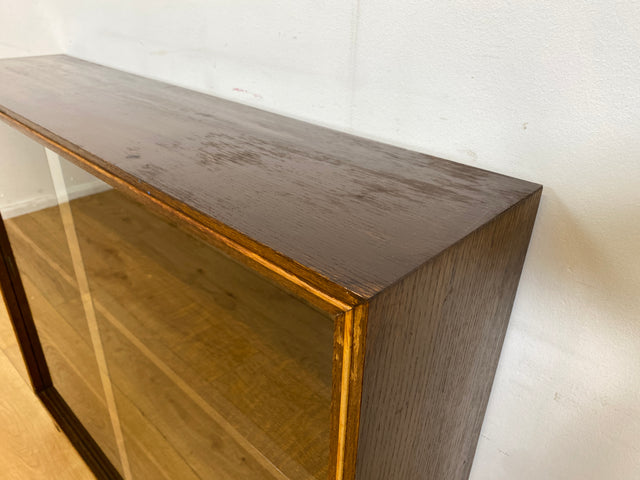 WMK I Stilschlichte dunkle Mid-Century Vitrine aus vollem Holz mit verstellbaren Regalböden I Büchervitrine Bücherregal Regal Holzregal Sideboard Bücherschrank Vintage 50er 60er Berlin Essen Leipzig