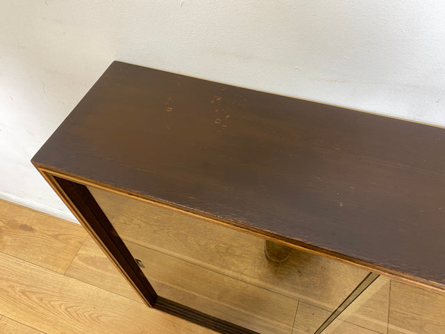 WMK I Stilschlichte dunkle Mid-Century Vitrine aus vollem Holz mit verstellbaren Regalböden I Büchervitrine Bücherregal Regal Holzregal Sideboard Bücherschrank Vintage 50er 60er Berlin Essen Leipzig