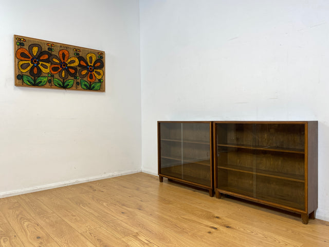 WMK I Stilschlichte dunkle Mid-Century Vitrine aus vollem Holz mit verstellbaren Regalböden I Büchervitrine Bücherregal Regal Holzregal Sideboard Bücherschrank Vintage 50er 60er Berlin Essen Leipzig