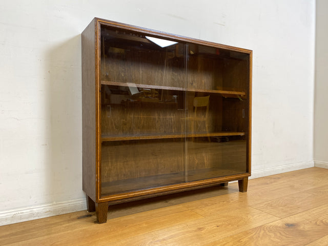 WMK I Stilschlichte dunkle Mid-Century Vitrine aus vollem Holz mit verstellbaren Regalböden I Büchervitrine Bücherregal Regal Holzregal Sideboard Bücherschrank Vintage 50er 60er Berlin Essen Leipzig