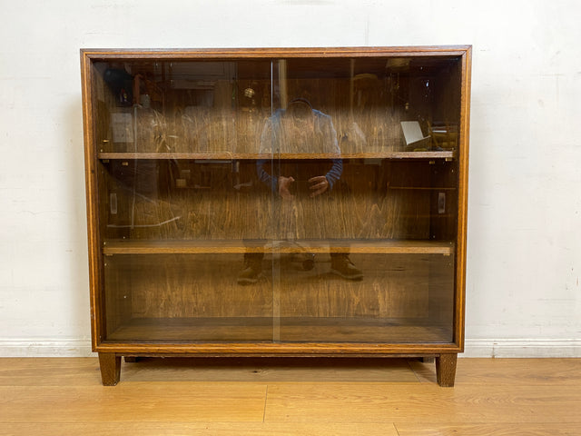 WMK I Stilschlichte dunkle Mid-Century Vitrine aus vollem Holz mit verstellbaren Regalböden I Büchervitrine Bücherregal Regal Holzregal Sideboard Bücherschrank Vintage 50er 60er Berlin Essen Leipzig