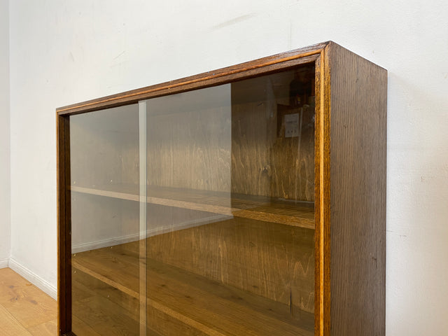 WMK I Stilschlichte dunkle Mid-Century Vitrine aus vollem Holz mit verstellbaren Regalböden I Büchervitrine Bücherregal Regal Holzregal Sideboard Bücherschrank Vintage 50er 60er Berlin Essen Leipzig
