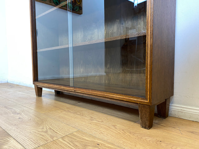 WMK I Stilschlichte dunkle Mid-Century Vitrine aus vollem Holz mit verstellbaren Regalböden I Büchervitrine Bücherregal Regal Holzregal Sideboard Bücherschrank Vintage 50er 60er Berlin Essen Leipzig