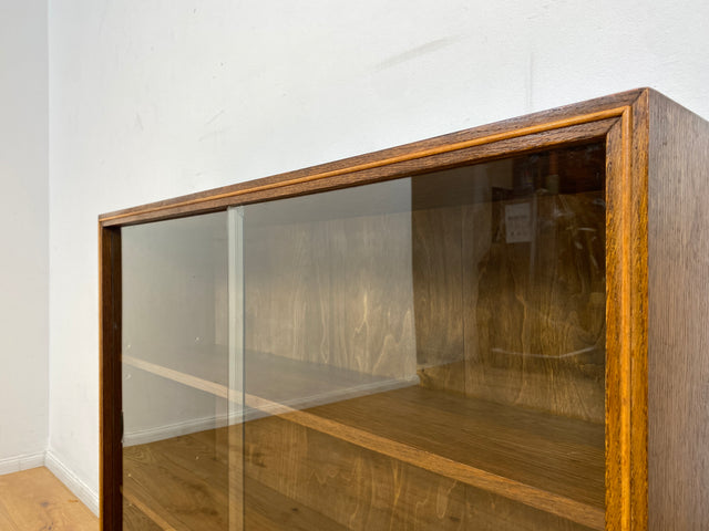 WMK I Stilschlichte dunkle Mid-Century Vitrine aus vollem Holz mit verstellbaren Regalböden I Büchervitrine Bücherregal Regal Holzregal Sideboard Bücherschrank Vintage 50er 60er Berlin Essen Leipzig