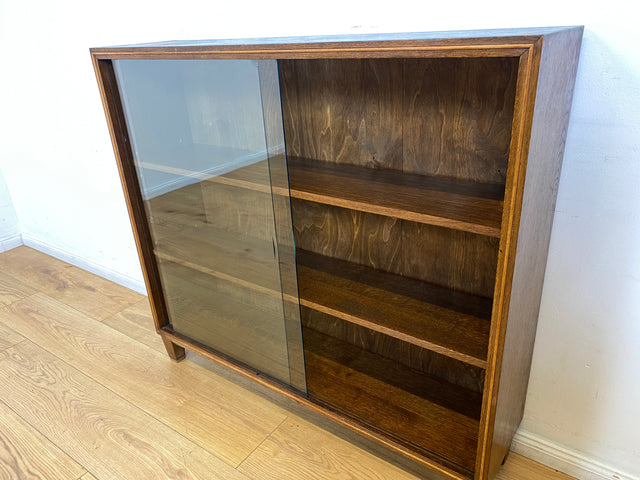 WMK I Stilschlichte dunkle Mid-Century Vitrine aus vollem Holz mit verstellbaren Regalböden I Büchervitrine Bücherregal Regal Holzregal Sideboard Bücherschrank Vintage 50er 60er Berlin Essen Leipzig