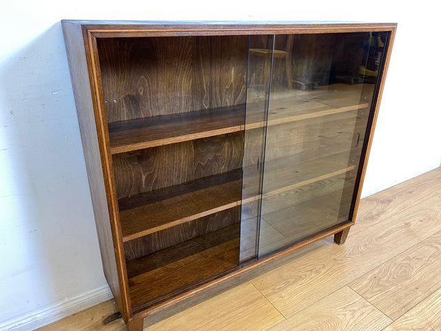 WMK I Stilschlichte dunkle Mid-Century Vitrine aus vollem Holz mit verstellbaren Regalböden I Büchervitrine Bücherregal Regal Holzregal Sideboard Bücherschrank Vintage 50er 60er Berlin Essen Leipzig