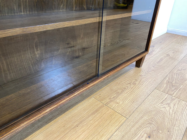 WMK I Stilschlichte dunkle Mid-Century Vitrine aus vollem Holz mit verstellbaren Regalböden I Büchervitrine Bücherregal Regal Holzregal Sideboard Bücherschrank Vintage 50er 60er Berlin Essen Leipzig