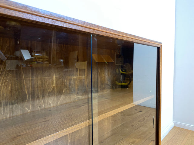 WMK I Stilschlichte dunkle Mid-Century Vitrine aus vollem Holz mit verstellbaren Regalböden I Büchervitrine Bücherregal Regal Holzregal Sideboard Bücherschrank Vintage 50er 60er Berlin Essen Leipzig