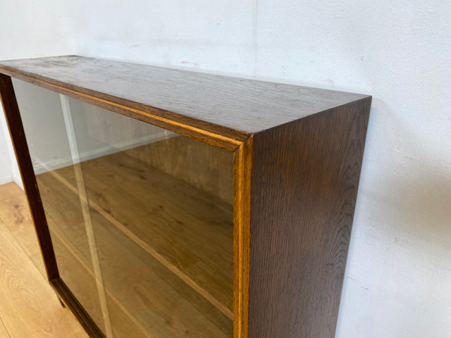 WMK I Stilschlichte dunkle Mid-Century Vitrine aus vollem Holz mit verstellbaren Regalböden I Büchervitrine Bücherregal Regal Holzregal Sideboard Bücherschrank Vintage 50er 60er Berlin Essen Leipzig