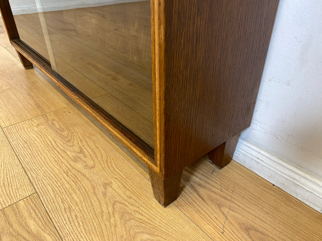 WMK I Stilschlichte dunkle Mid-Century Vitrine aus vollem Holz mit verstellbaren Regalböden I Büchervitrine Bücherregal Regal Holzregal Sideboard Bücherschrank Vintage 50er 60er Berlin Essen Leipzig