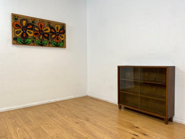 WMK I Stilschlichte dunkle Mid-Century Vitrine aus vollem Holz mit verstellbaren Regalböden I Büchervitrine Bücherregal Regal Holzregal Sideboard Bücherschrank Vintage 50er 60er Berlin Essen Leipzig