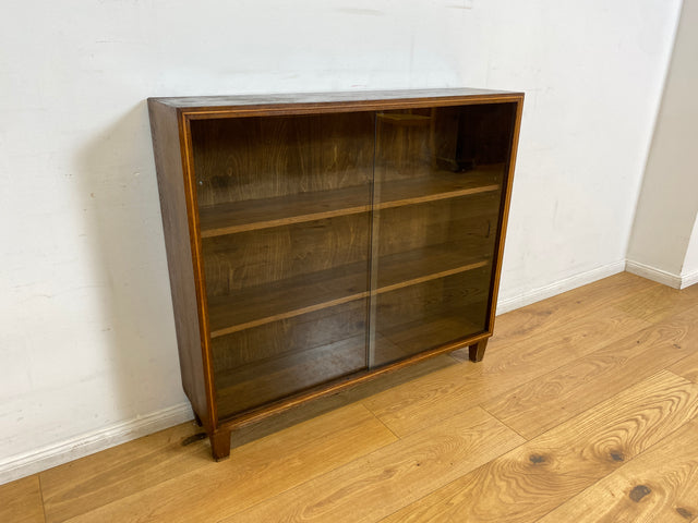 WMK I Stilschlichte dunkle Mid-Century Vitrine aus vollem Holz mit verstellbaren Regalböden I Büchervitrine Bücherregal Regal Holzregal Sideboard Bücherschrank Vintage 50er 60er Berlin Essen Leipzig