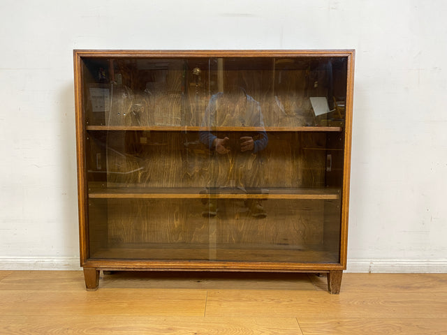 WMK I Stilschlichte dunkle Mid-Century Vitrine aus vollem Holz mit verstellbaren Regalböden I Büchervitrine Bücherregal Regal Holzregal Sideboard Bücherschrank Vintage 50er 60er Berlin Essen Leipzig