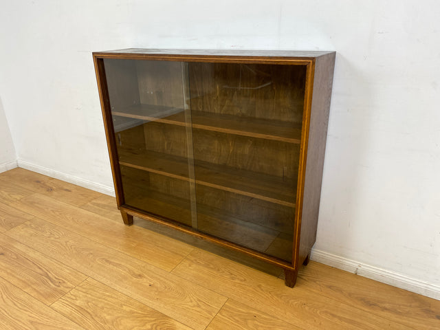 WMK I Stilschlichte dunkle Mid-Century Vitrine aus vollem Holz mit verstellbaren Regalböden I Büchervitrine Bücherregal Regal Holzregal Sideboard Bücherschrank Vintage 50er 60er Berlin Essen Leipzig