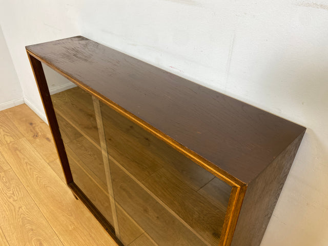 WMK I Stilschlichte dunkle Mid-Century Vitrine aus vollem Holz mit verstellbaren Regalböden I Büchervitrine Bücherregal Regal Holzregal Sideboard Bücherschrank Vintage 50er 60er Berlin Essen Leipzig