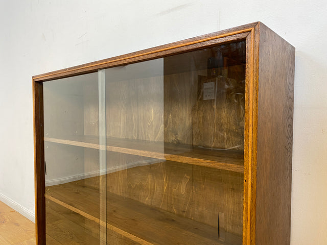 WMK I Stilschlichte dunkle Mid-Century Vitrine aus vollem Holz mit verstellbaren Regalböden I Büchervitrine Bücherregal Regal Holzregal Sideboard Bücherschrank Vintage 50er 60er Berlin Essen Leipzig