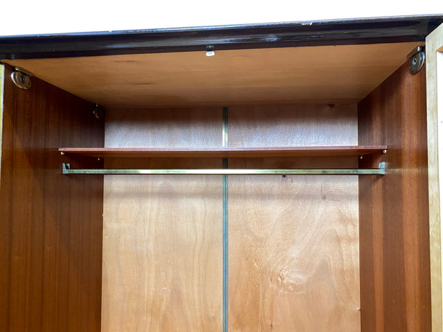 WMK I Besonders schöner und gut erhaltener dunkler 50er Jahre Kleiderschrank mit Glastüren