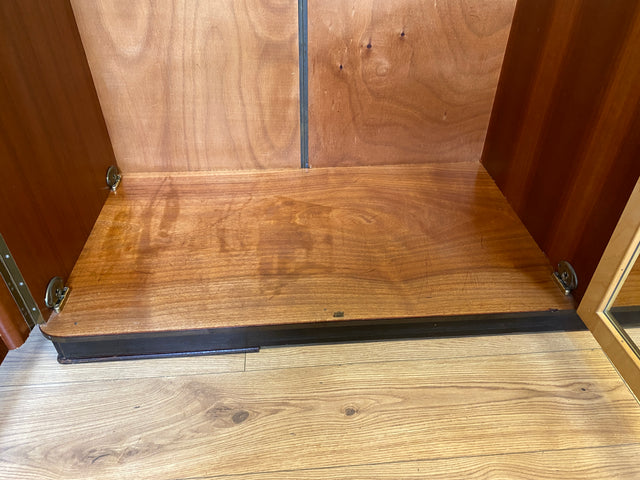 WMK I Besonders schöner und gut erhaltener dunkler 50er Jahre Kleiderschrank mit Glastüren