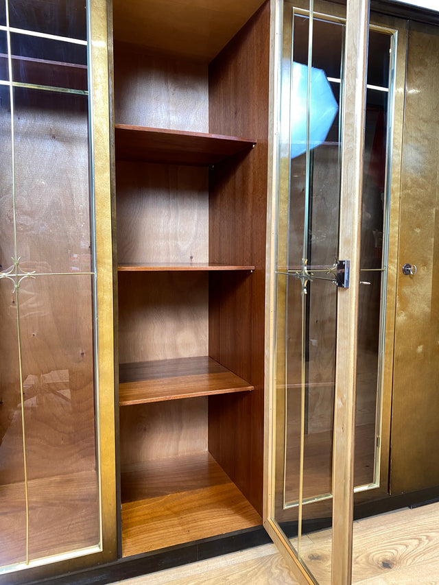 WMK I Besonders schöner und gut erhaltener dunkler 50er Jahre Kleiderschrank mit Glastüren