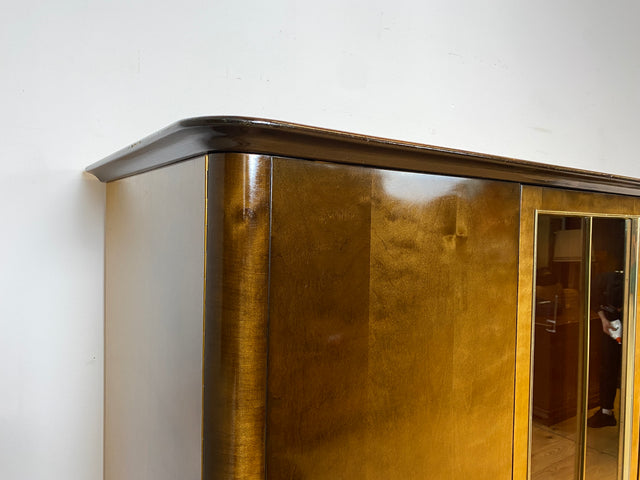 WMK I Besonders schöner und gut erhaltener dunkler 50er Jahre Kleiderschrank mit Glastüren