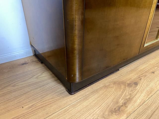 WMK I Besonders schöner und gut erhaltener dunkler 50er Jahre Kleiderschrank mit Glastüren