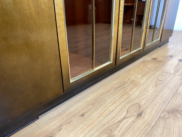 WMK I Besonders schöner und gut erhaltener dunkler 50er Jahre Kleiderschrank mit Glastüren
