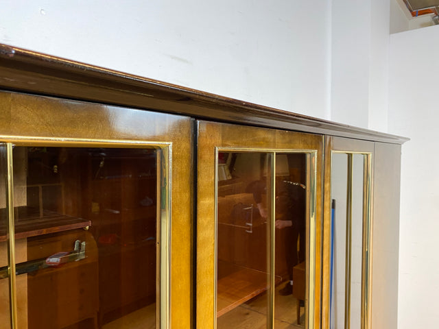 WMK I Besonders schöner und gut erhaltener dunkler 50er Jahre Kleiderschrank mit Glastüren