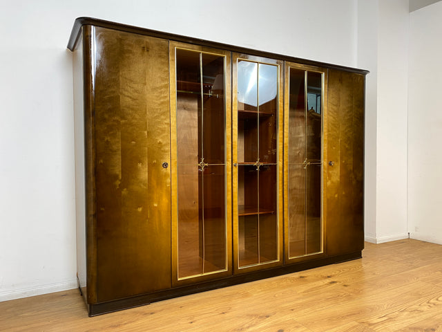 WMK I Besonders schöner und gut erhaltener dunkler 50er Jahre Kleiderschrank mit Glastüren