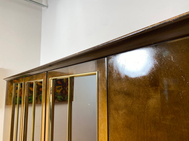 WMK I Besonders schöner und gut erhaltener dunkler 50er Jahre Kleiderschrank mit Glastüren