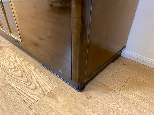 WMK I Besonders schöner und gut erhaltener dunkler 50er Jahre Kleiderschrank mit Glastüren