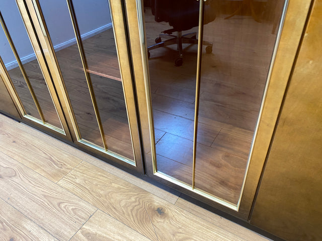 WMK I Besonders schöner und gut erhaltener dunkler 50er Jahre Kleiderschrank mit Glastüren