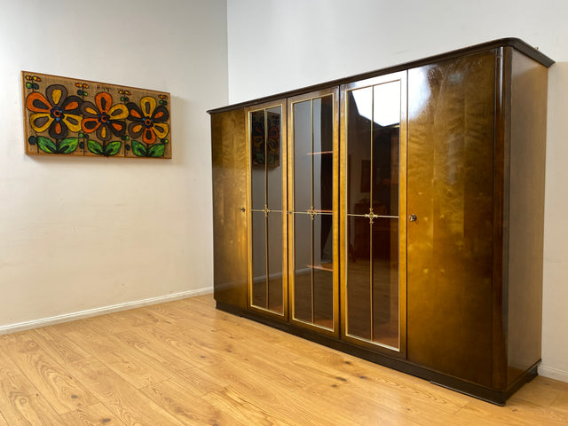 WMK I Besonders schöner und gut erhaltener dunkler 50er Jahre Kleiderschrank mit Glastüren