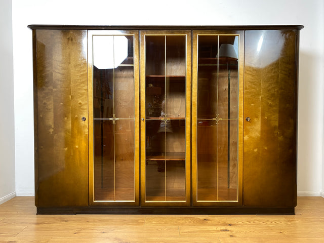 WMK I Besonders schöner und gut erhaltener dunkler 50er Jahre Kleiderschrank mit Glastüren
