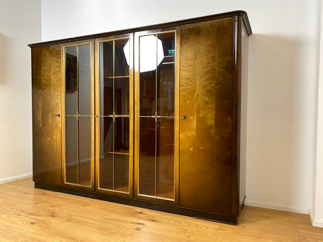 WMK I Besonders schöner und gut erhaltener dunkler 50er Jahre Kleiderschrank mit Glastüren