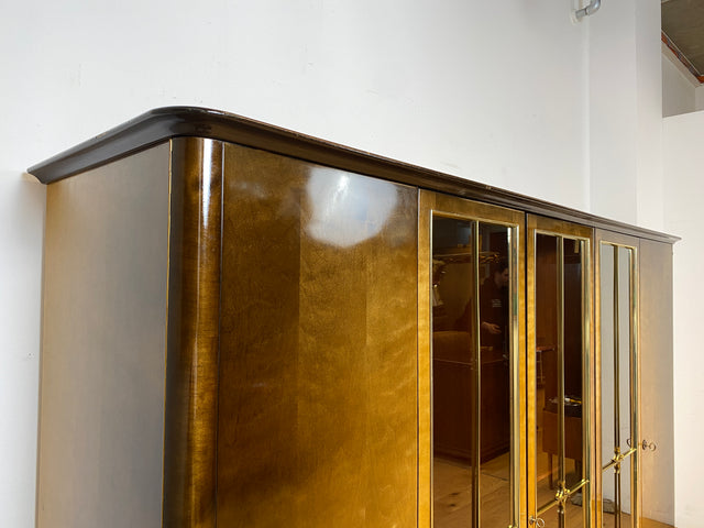 WMK I Besonders schöner und gut erhaltener dunkler 50er Jahre Kleiderschrank mit Glastüren