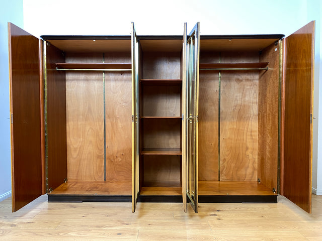 WMK I Besonders schöner und gut erhaltener dunkler 50er Jahre Kleiderschrank mit Glastüren