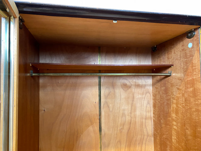 WMK I Besonders schöner und gut erhaltener dunkler 50er Jahre Kleiderschrank mit Glastüren