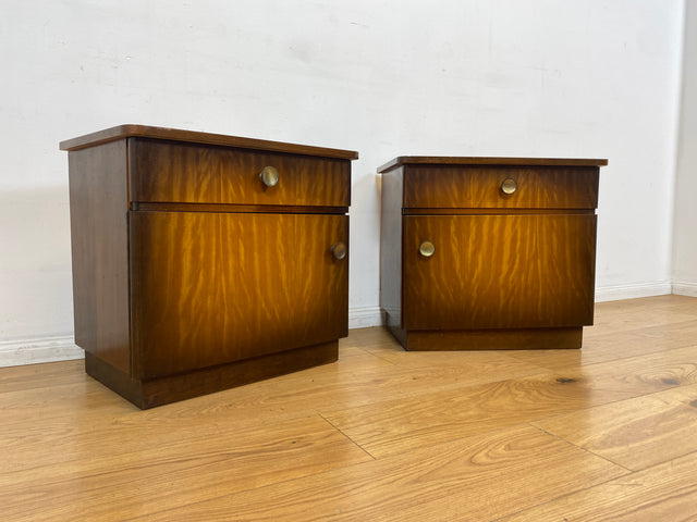 WMK I 1/2 Formschöner dunkler Mid-Century Nachttisch aus vollem Holz mit Schublade & Messinggriffen I Kommode Schrank Schränkchen Nacht Night Stand Beistelltisch Vintage 50er 60er Berlin Ulm Stuttgart