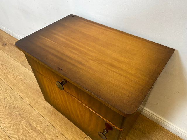 WMK I 1/2 Formschöner dunkler Mid-Century Nachttisch aus vollem Holz mit Schublade & Messinggriffen I Kommode Schrank Schränkchen Nacht Night Stand Beistelltisch Vintage 50er 60er Berlin Ulm Stuttgart