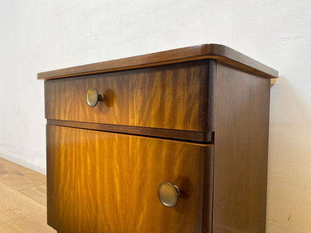 WMK I 1/2 Formschöner dunkler Mid-Century Nachttisch aus vollem Holz mit Schublade & Messinggriffen I Kommode Schrank Schränkchen Nacht Night Stand Beistelltisch Vintage 50er 60er Berlin Ulm Stuttgart