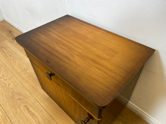 WMK I 1/2 Formschöner dunkler Mid-Century Nachttisch aus vollem Holz mit Schublade & Messinggriffen I Kommode Schrank Schränkchen Nacht Night Stand Beistelltisch Vintage 50er 60er Berlin Ulm Stuttgart
