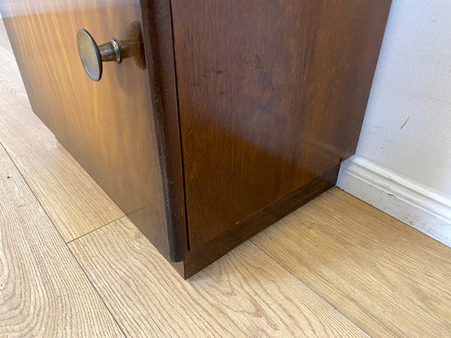 WMK I 1/2 Formschöner dunkler Mid-Century Nachttisch aus vollem Holz mit Schublade & Messinggriffen I Kommode Schrank Schränkchen Nacht Night Stand Beistelltisch Vintage 50er 60er Berlin Ulm Stuttgart