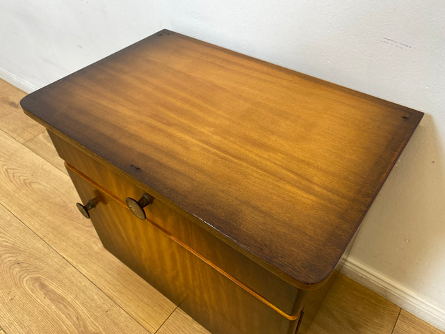 WMK I 1/2 Formschöner dunkler Mid-Century Nachttisch aus vollem Holz mit Schublade & Messinggriffen I Kommode Schrank Schränkchen Nacht Night Stand Beistelltisch Vintage 50er 60er Berlin Ulm Stuttgart