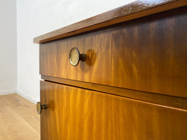 WMK I 1/2 Formschöner dunkler Mid-Century Nachttisch aus vollem Holz mit Schublade & Messinggriffen I Kommode Schrank Schränkchen Nacht Night Stand Beistelltisch Vintage 50er 60er Berlin Ulm Stuttgart