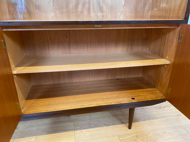 WMK I Sehr schöner dunkler Mid-Century Wohnzimmerschrank aus 1967 in Mahagoni mit Vitrine und Schubladen I Schrank Highboard Anrichte Sideboard Vintage 70er 60er DDR Berlin Leipzig Düsseldorf Bremen