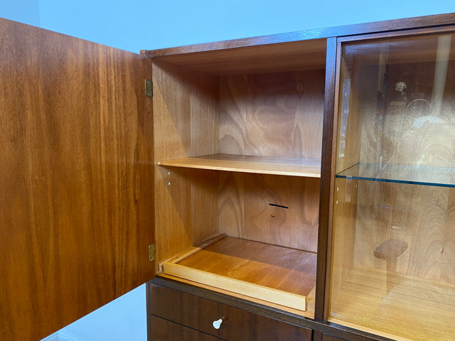 WMK I Sehr schöner dunkler Mid-Century Wohnzimmerschrank aus 1967 in Mahagoni mit Vitrine und Schubladen I Schrank Highboard Anrichte Sideboard Vintage 70er 60er DDR Berlin Leipzig Düsseldorf Bremen