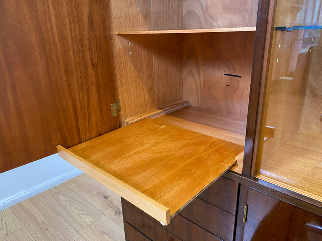 WMK I Sehr schöner dunkler Mid-Century Wohnzimmerschrank aus 1967 in Mahagoni mit Vitrine und Schubladen I Schrank Highboard Anrichte Sideboard Vintage 70er 60er DDR Berlin Leipzig Düsseldorf Bremen